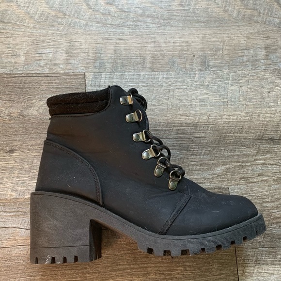 Size 7 black chunky boot. - Picture 3 of 5